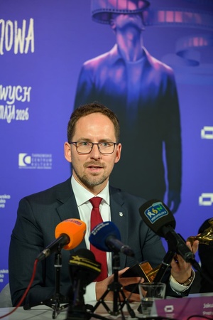 Konferencja prasowa 40. Tarnowskiej Nagrody Filmowej - Prezydent Tarnowa Jakub Kwaśny przybliżający sylwetkę Laureata Nagrody za całokształt - Marka Kondrata