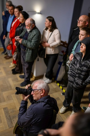 Wernisaż wystawy "Ślad człowieka" w cyklu Wernisaże Dzień po Dniu - Publiczność podczas przemowy na otwarciu