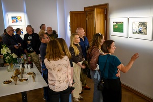 Wernisaż wystawy "Ślad człowieka" w cyklu Wernisaże Dzień po Dniu - Publiczność wystawy oglądająca fotografie