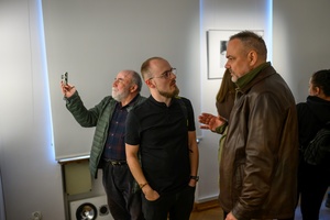 Wernisaż wystawy "Ślad człowieka" w cyklu Wernisaże Dzień po Dniu - Publiczność wystawy oglądająca fotografie