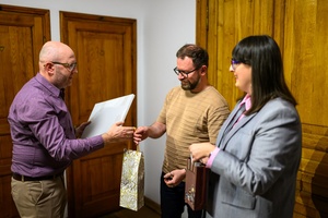 Wernisaż wystawy "Ślad człowieka" w cyklu Wernisaże Dzień po Dniu - Tomasz Sobczak przekazuje podziękowania Marcinowi Dąbkowi i Agnieszce Moskal
