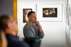 Wernisaż wystawy "Ślad człowieka" w cyklu Wernisaże Dzień po Dniu - Publiczność wystawy oglądająca fotografie