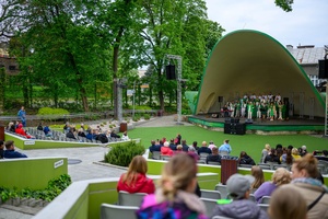 Koncert Chóralne Majówki: Chór Fox Vox - Na scenie śpiewający Chór Fox Vox z perspektywy amfiteatralnej widowni