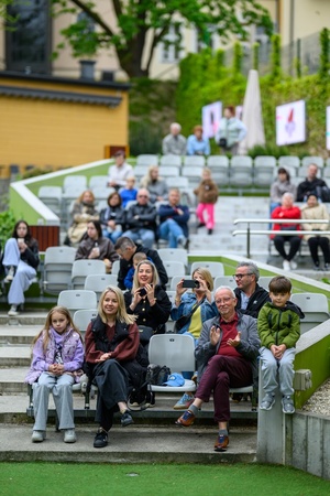 Koncert Chóralne Majówki: Chór Fox Vox - Publiczność wsłuchująca się w występ chóru