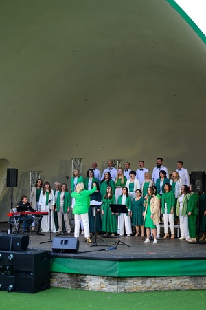 Koncert Chóralne Majówki: Chór Fox Vox - Na scenie śpiewający Chór Fox Vox