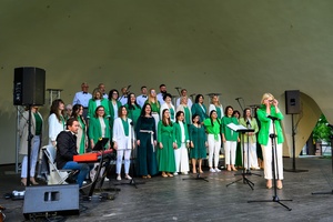 Koncert Chóralne Majówki: Chór Fox Vox - Na scenie śpiewający Chór Fox Vox