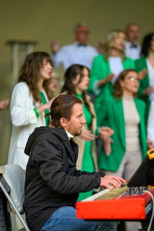Koncert Chóralne Majówki: Chór Fox Vox - Na scenie śpiewający Chór Fox Vox