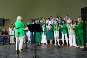 Koncert Chóralne Majówki: Chór Fox Vox - Na scenie śpiewający Chór Fox Vox