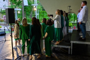 Koncert Chóralne Majówki: Chór Fox Vox - Na scenie śpiewający Chór Fox Vox