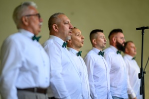 Koncert Chóralne Majówki: Chór Fox Vox - Na scenie śpiewająca męska część Chóru Fox Vox