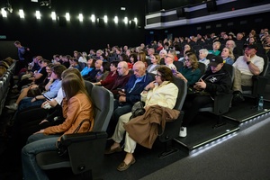 40. TNF: Prolog - Widownia w sali kinowej w oczekiwaniu na projekcję filmu "Bez końca"