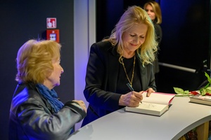 40. TNF: Prolog - W hallu kina Grażyna Szapołowska składająca dedykację fance w swojej książce