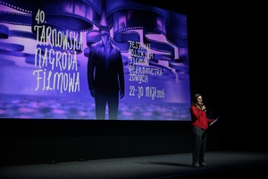 40. TNF: Prolog - Na scenie kina Marzenia Kaja Łuczyńska zapraszająca widzów na projekcje i spotkanie po projekcji z aktorką Grażyną Szapołowską, operatorem filmowym Piotrem Jaxą i prof. Mikołajem Jazdonem
