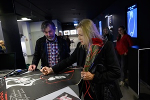 40. TNF: Prolog - W hallu Marzenia Grażyna Szapołowska podpisująca fanowi plakat filmowy