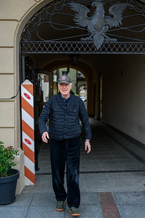 40. TNF: Prolog - Autor wystawy "Remembering Krzysztof Kieślowski" Piotr Jaxa zmierzający na wernisaż