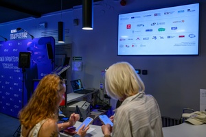 40. TNF: Dzień 2 (23.05.26) - Widzowie w hallu kina przed projekcją filmu konkursowego "Chopin, Chopin"