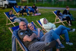 40. TNF: Dzień 2 (23.05.26) - Umoszczeni w leżakach widzowie przed projekcją plenerową pod Domem Kultury Westerplatte