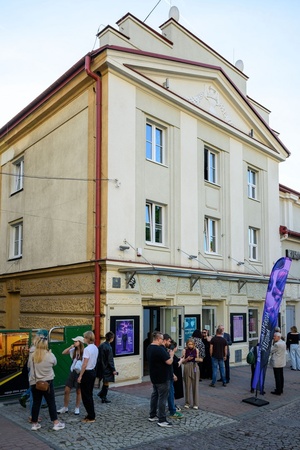 40. TNF: Dzień 2 (23.05.26) - Widzowie przybywający do Marzenia na projekcję filmu "Franz Kafka" Agnieszki Holland