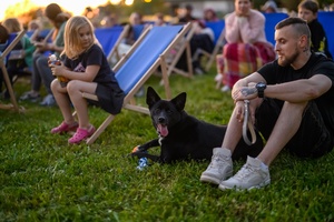 40. TNF: Dzień 2 (23.05.26) - Umoszczeni w leżakach widzowie przed projekcją plenerową pod Domem Kultury Westerplatte