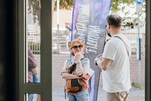 40. TNF: Dzień 4 (25.05.26) - Widzowie przed wejściem do Marzenia przybywający na kolejne projekcje konkursowe