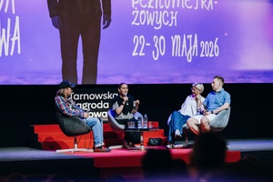 40. TNF: Dzień 4 (25.05.26) - Na scenie Marzenia podczas spotkania (od lewej) Ryszard Jaźwiński, aktorka Lidia Bogaczówna, współreżyserka Maria Wojtyszko i producent filmu "Miłe kobiety" Wiktor Piątkowski