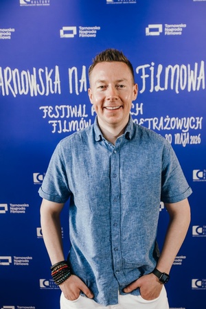 40. TNF: Dzień 4 (25.05.26) - W hallu kina na ściance festiwalowej producent filmu "Miłe kobiety" Wiktor Piątkowski