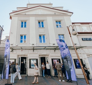 40. TNF: Dzień 4 (25.05.26) - Widzowie przed wejściem do Marzenia przybywający na kolejne projekcje konkursowe