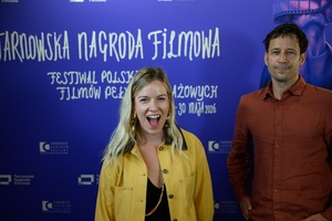 40. TNF: Dzień 5 (26.05.26) - W hallu Marzenia twórcy filmu "Dziecko z pyłu" - Weronika Mliczewska, Mikael Lypiński - pozujący do zdjęcia na ściance festiwalowej