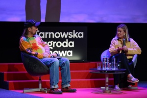 40. TNF: Dzień 5 (26.05.26) - Na scenie Marzenia (od lewej) Ryszard Jaźwiński prowadzący spotkanie z reżyserką filmu "Dziecko z pyłu" Wiktorią Mliczewską