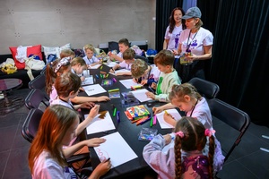 40. TNF: Dzień 5 (26.05.26) - Jury Dziecięce w Klubie Filmowym rysujący obrazki na potrzeby wyboru najlepszej bajki 40. TNF