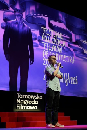 40. TNF: Dzień 5 (26.05.26) - Na scenie Marzenia Kuba Armata zapraszający widzów na projekcję konkursową filmu "LARP. Miłość, trolle i inne questy