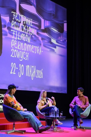 40. TNF: Dzień 5 (26.05.26) - Na scenie Marzenia spotkanie po projekcji filmu "Dziecko z pyłu" (od lewej) prowadzący Ryszard Jaźwiński, reżyserka Wiktoria Mliczewska, operator zdjęć Mikael Lypiński