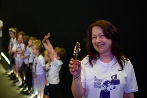 40. TNF: Dzień 5 (26.05.26) - W sali kinowej na pierwszym planie Magdalena Trusz prezentująca statuetkę Maszkaronka