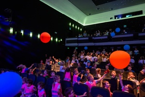 40. TNF: Dzień 5 (26.05.26) - Najmłodsi widzowie w sali kinowej podczas zabaw i animacji przed seansem