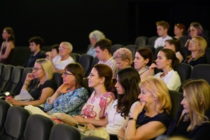 40. TNF: Dzień 5 (26.05.26) - W sali kinowej widzowie wsłuchani w wypowiedzi twórców filmu "Dziecko z pyłu"
