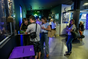 40. TNF: Dzień 6 (27.05.26) - W hallu Marzenia widzowie po projekcji konkursowej filmu "Brat" oddający głosy w plebiscycie publiczności