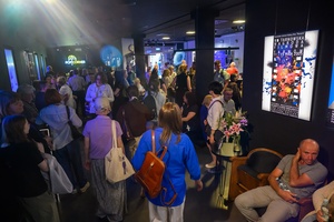 40. TNF: Dzień 6 (27.05.26) - W hallu Marzenia festiwalowi widzowie w oczekiwaniu na projekcje filmu "Nie ma duchów w mieszkaniu na Dobrej"