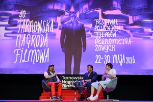 40. TNF: Dzień 6 (27.05.26) - Na scenie Ryszard Jaźwiński prowadzący spotkanie twórcami filmu "Brat", reżyserem Maciejem Sobieszczańskim i odtwórcą głównej roli Filipem Wiłkomirskim