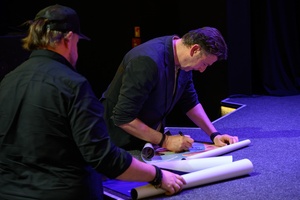 40. TNF: Dzień 6 (27.05.26) - W sali kinowej reżyser filmu "Brat" podpisujący fanowi plakat