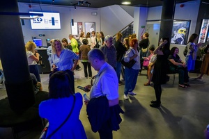 40. TNF: Dzień 6 (27.05.26) - Festiwalowicze w hallu Marzenia przed projekcją filmu konkursowego "Nie ma duchów w mieszkaniu na Dobrej" Emi Buchwald