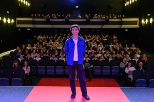40. TNF: Dzień 6 (27.05.26) - Na scenie Marzenia Kamil Marczak, współscenarzysta filmu "Nie ma duchów w mieszkaniu na Dobrej" pozujący do zdjęcia z widownią