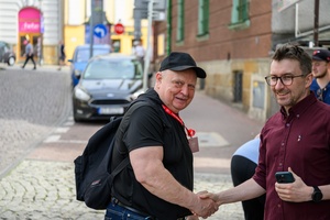 40. TNF: Dzień 6 (27.05.26) - Wielokrotny Laureat Filmów Młodego Widza i gość festiwalowy Eugeniusz Gordziejuk witany przed Marzeniem przez dyr. artystycznego 40. TNF Kubę Armatę