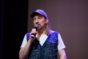 40. TNF: Dzień 6 (27.05.26) - Na scenie Marzenia Ryszard Jaźwiński podczas spotkania ze współscenarzystą filmu "Nie ma duchów w mieszkaniu na Dobrej" - Kamilem Marczakiem