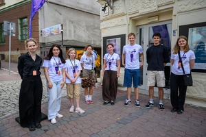 40. TNF: Dzień 6 (27.05.26) - Przed Marzeniem pozujące do wspólnej fotografii Jury Młodzieżowe 40. TNF