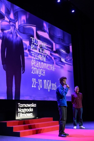 40. TNF: Dzień 6 (27.05.26) - Na scenie Marzenia (od lewej) Kamil Marczak, współscenarzysta filmu "Nie ma duchów w mieszkaniu na Dobrej" zapraszających widzów na projekcję konkursową