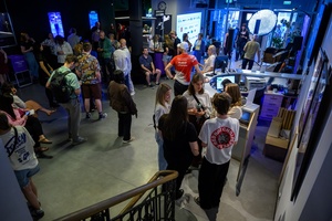 40. TNF: Dzień 6 (27.05.26) - Festiwalowicze w hallu Marzenia przed projekcją filmu konkursowego "Nie ma duchów w mieszkaniu na Dobrej" Emi Buchwald