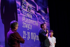 40. TNF: Dzień 6 (27.05.26) - Na scenie (od lewej) dyr. art. 40. TNF Kuba Armata, reżyser Maciej Sobieszczański, odtwórca głównej roli Filip Wiłkomirski zapraszający widzów na film "Brat"