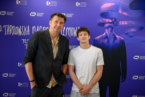 40. TNF: Dzień 6 (27.05.26) - W hallu Marzenia pozujący do zdjęcia na ściance festiwalowej twórcy filmu "Brat", reżyser Maciej Sobieszczański i odtwórca głównej roli Filip Wiłkomirski