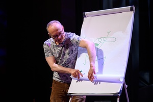 40. TNF: Dzień 6 (27.05.26) - Na scenie ilustrator Daniel de Latour pokazuje na flipcharcie jak ilustrować poszczególne sceny filmu animowanego
