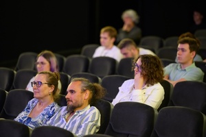 40. TNF: Dzień 6 (27.05.26) - W sali kinowej widzowie podczas spotkania ze współscenarzystą filmu "Nie ma duchów w mieszkaniu na Dobrej" - Kamilem Marczakiem